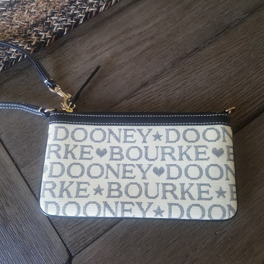 👛 Dooney & Bourke wrislet